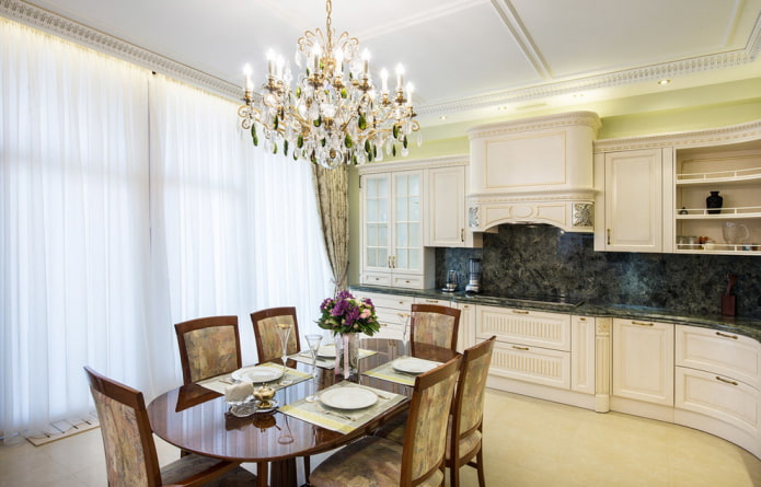 lampadario nell'interno della cucina in stile classico