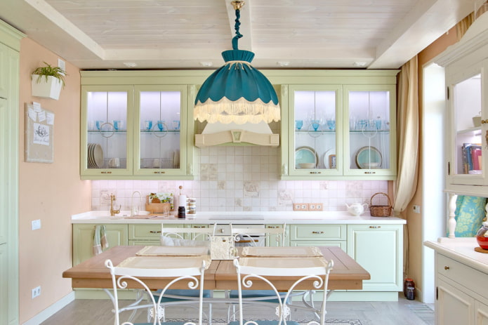 lampadario all'interno della cucina in stile provenzale