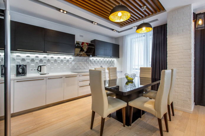 due lampadari sul soffitto nell'interno della cucina