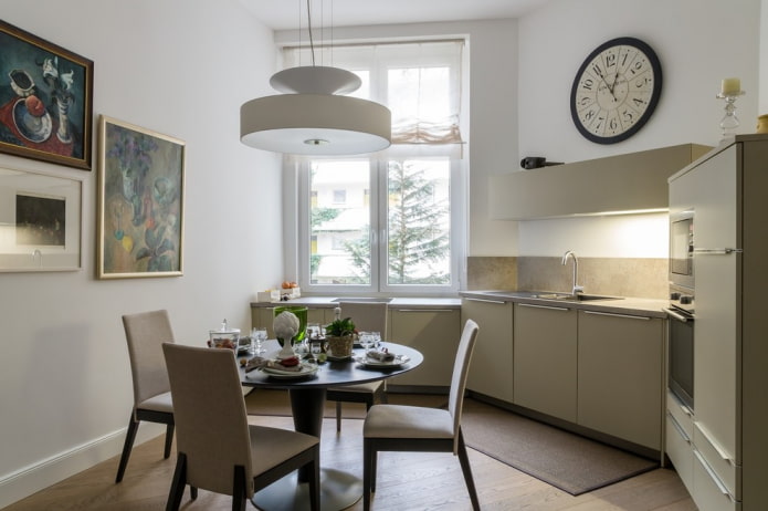 lampadario all'interno di una piccola cucina