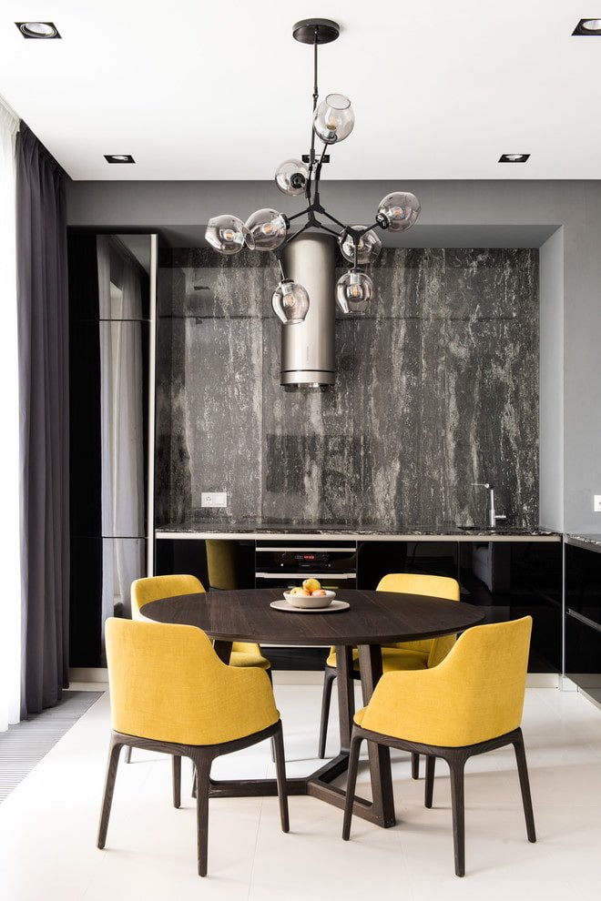 lampadario sul soffitto nell'interno della cucina