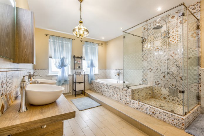 bagno con due finestre