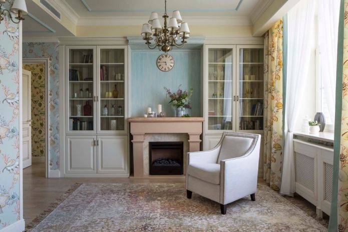 lampadario classico con paralumi bianchi