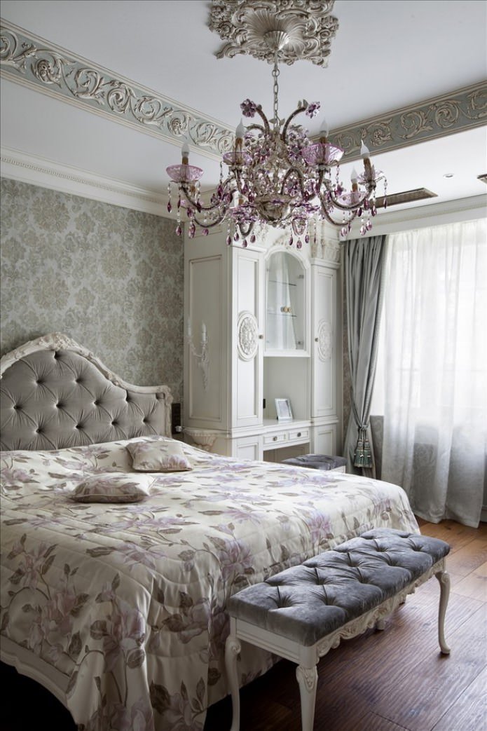 lampadario di cristallo classico in camera da letto