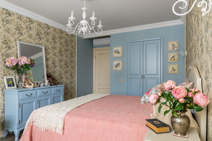 lampadario sul soffitto della camera da letto in stile provenzale