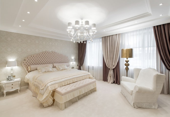 lampadario sul soffitto all'interno della camera da letto in stile classico