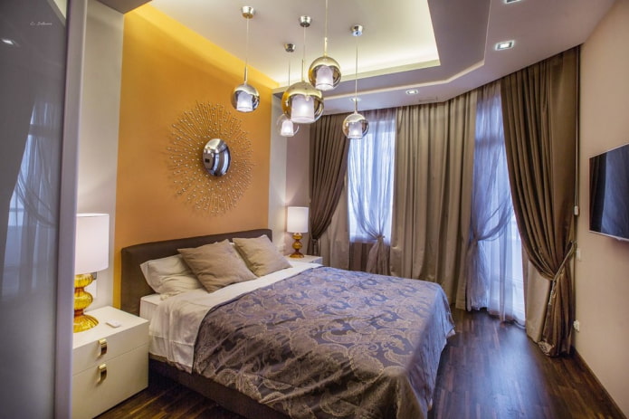 lampadario sopra il letto nell'interno della camera da letto