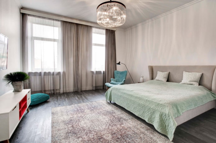 lampadario sul soffitto al centro della camera da letto
