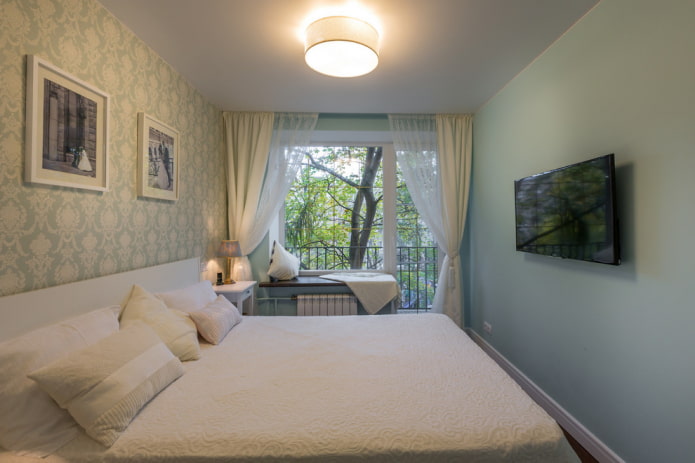 lampadario sul soffitto all'interno di una piccola camera da letto