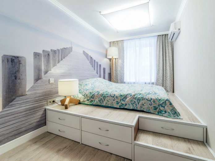 lampadario sul soffitto all'interno di una piccola camera da letto