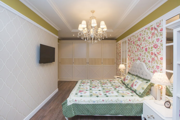 lampadario a soffitto nella camera da letto in stile provenzale