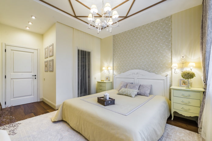 lampadario sul soffitto della camera da letto in stile provenzale