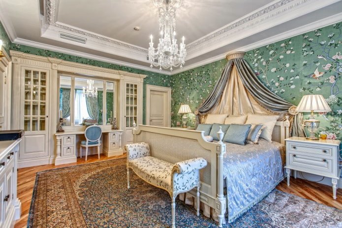 lampadario sul soffitto all'interno della camera da letto in stile classico