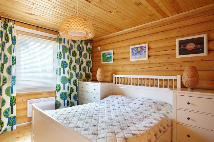 lampadario sul soffitto nell'interno della camera da letto