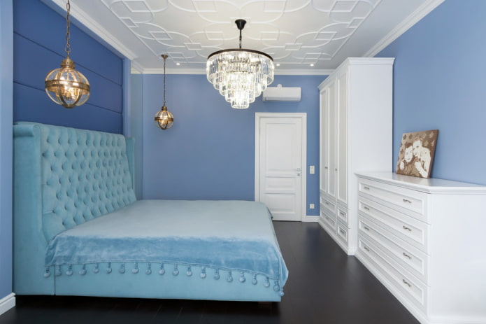 lampadario sul soffitto nell'interno della camera da letto
