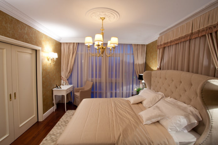 lampadario sul soffitto nell'interno della camera da letto