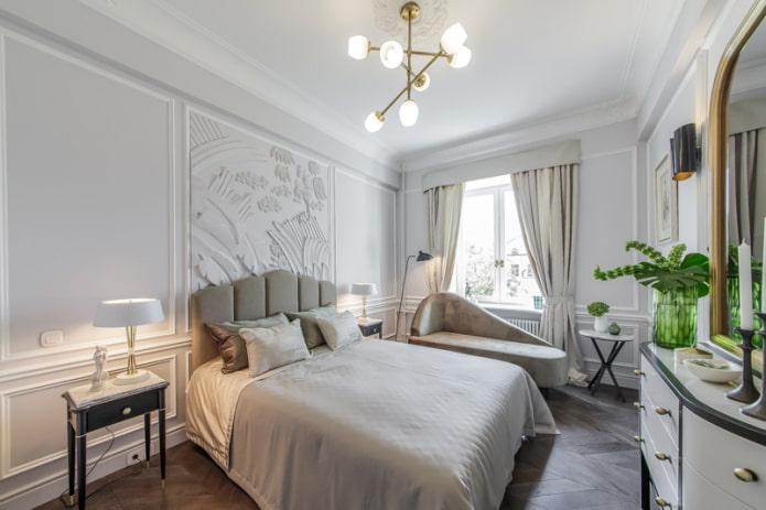 lampadario sopra il letto nell'interno della camera da letto