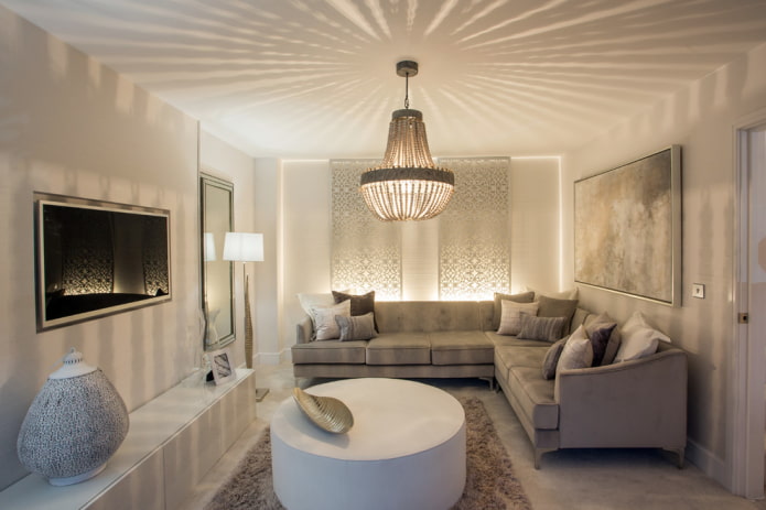 lampadario al centro del soffitto all'interno della sala