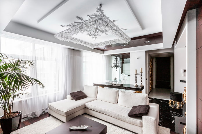 lampadario sopra il divano nell'interno del soggiorno