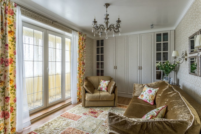 lampadario all'interno della sala in stile classico