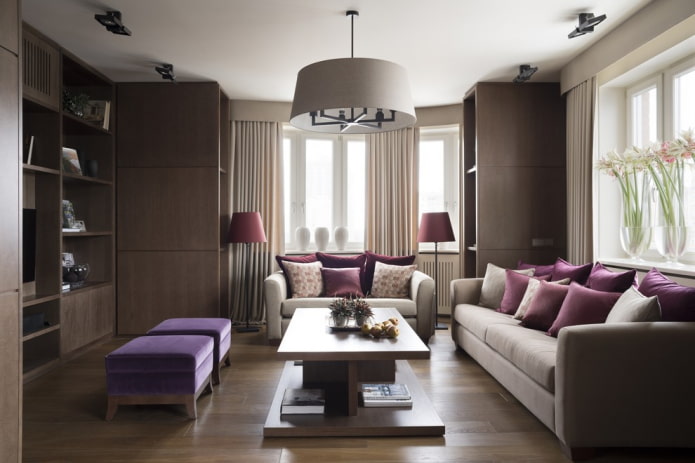 lampadario al centro del soffitto all'interno della sala