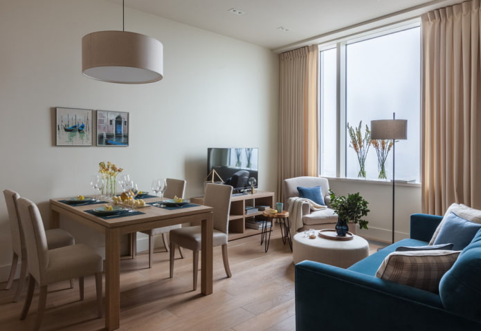 lampadario sopra il tavolo da pranzo all'interno dell'ingresso