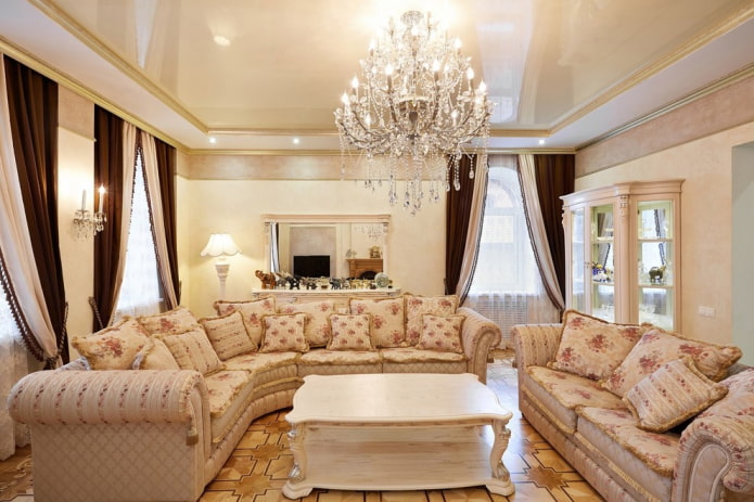 lampadario all'interno della sala in stile classico