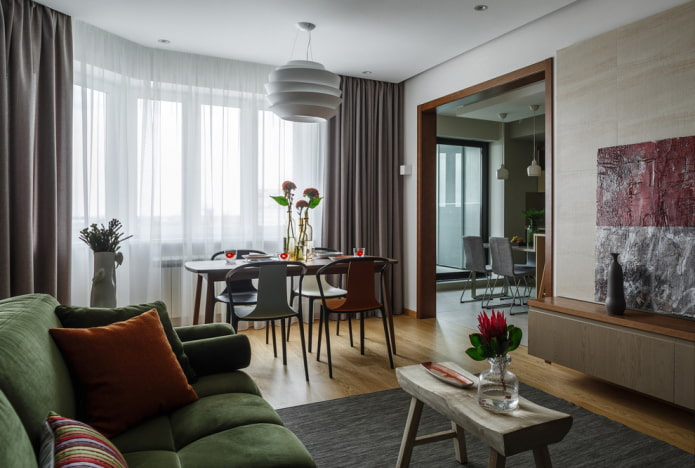 lampadario sopra il tavolo da pranzo all'interno dell'ingresso