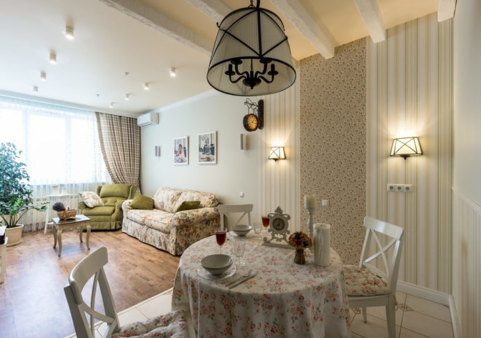 lampadario all'interno del soggiorno in stile provenzale