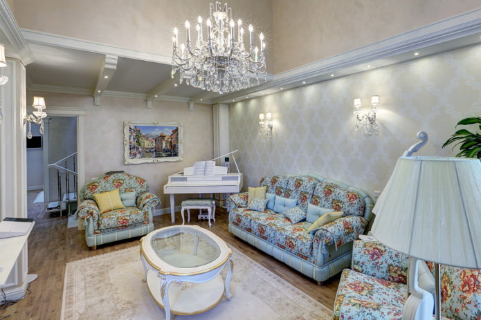 lampadario all'interno della sala in stile classico