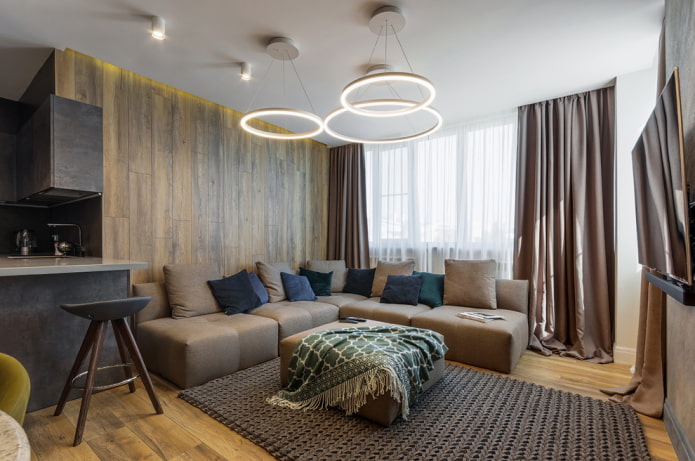 lampadario sopra il divano nell'interno del soggiorno