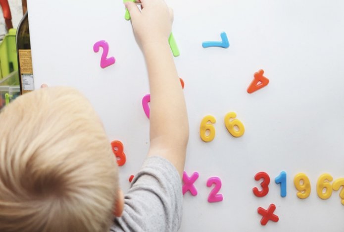 numeri sul frigorifero