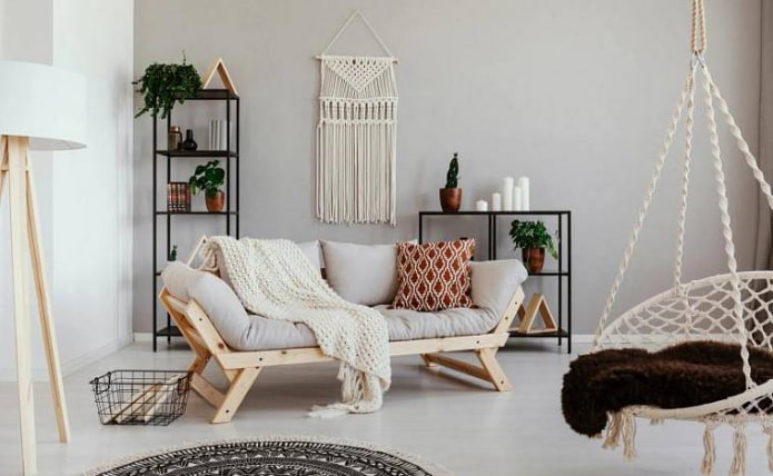 Interno scandinavo con macramè