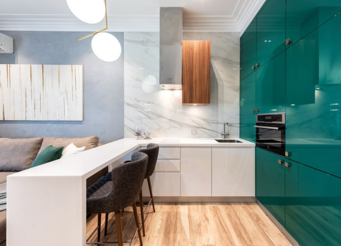 elettrodomestici all'interno di una piccola cucina-soggiorno