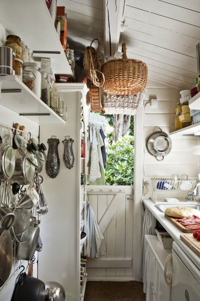 Rifinitura del soffitto con assicelle