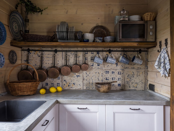 Decorazioni e stoviglie sugli scaffali