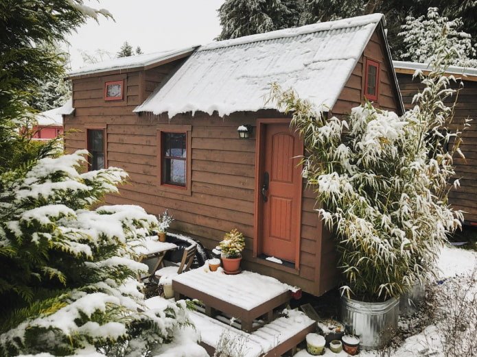 Piccola casa di campagna in inverno