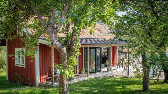 Mini casa con terrazza sulla riva