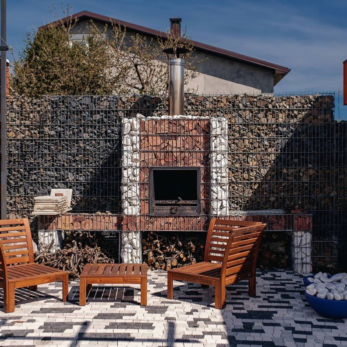 Barbecue vicino al gabbione