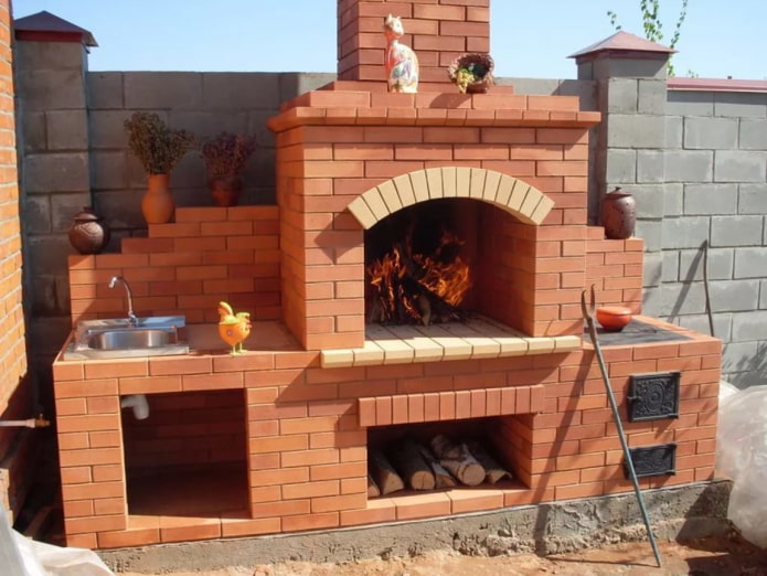Barbecue in mattoni con lavandino