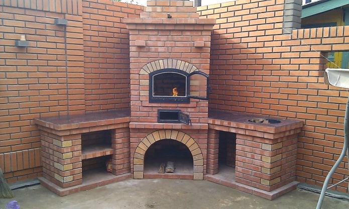 Barbecue ad angolo in mattoni