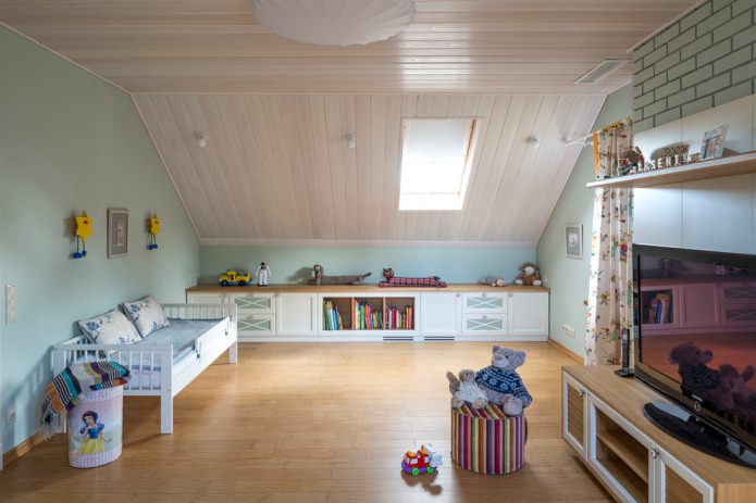 finitura in legno del soffitto della mansarda