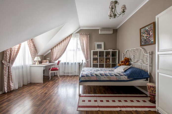 una mansarda per una bambina dai toni tenui