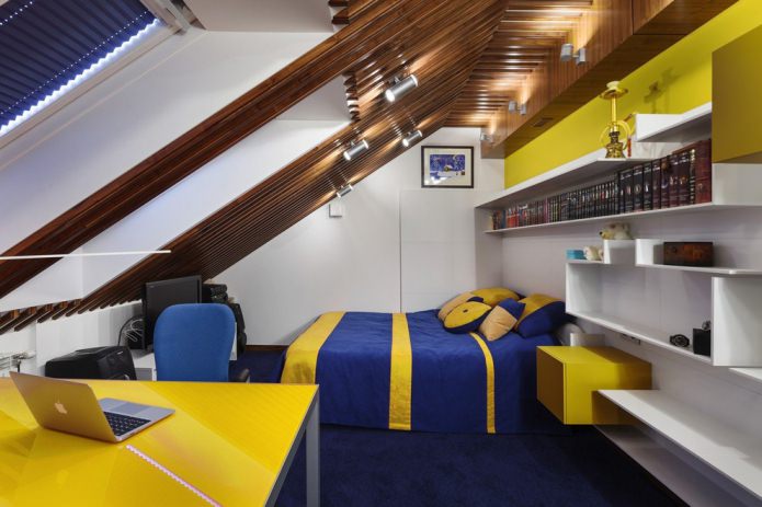 camera con soffitto basso mansardato