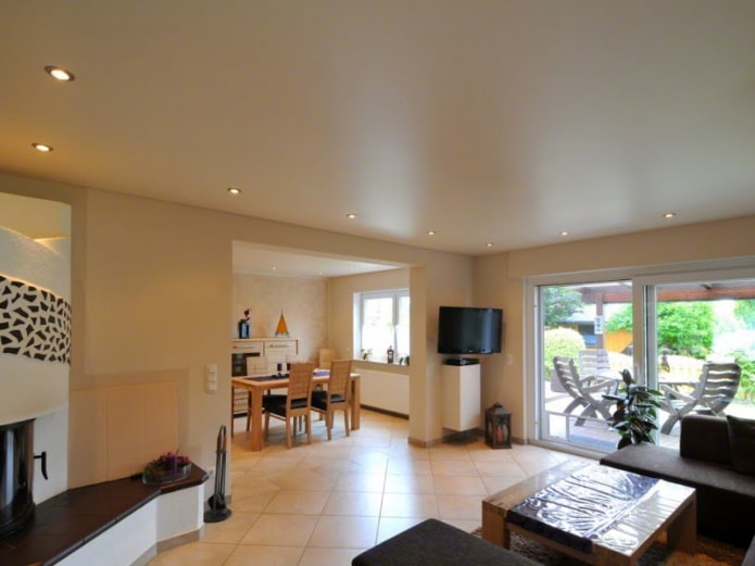 soffitto teso beige all'interno
