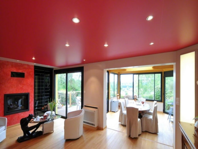 soffitto teso rosso all'interno