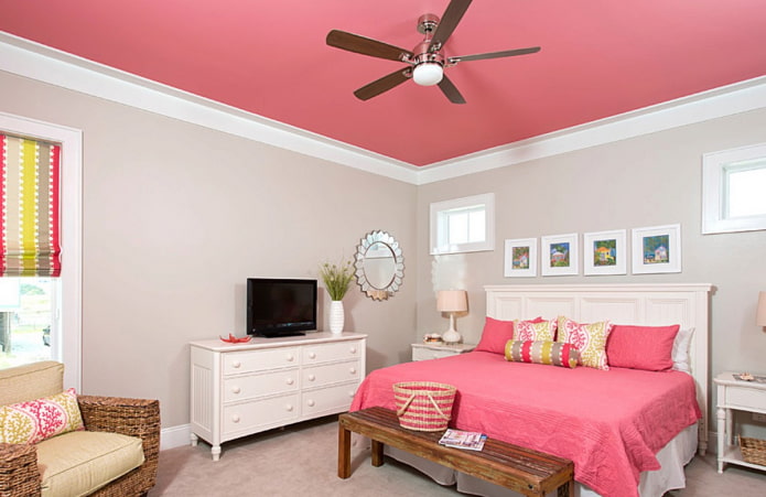 soffitto teso rosa all'interno