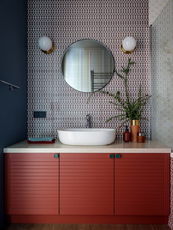 bagno con mobiletto rosso