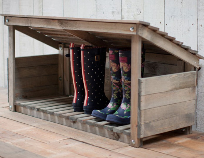 Casetta con assi per scarpe