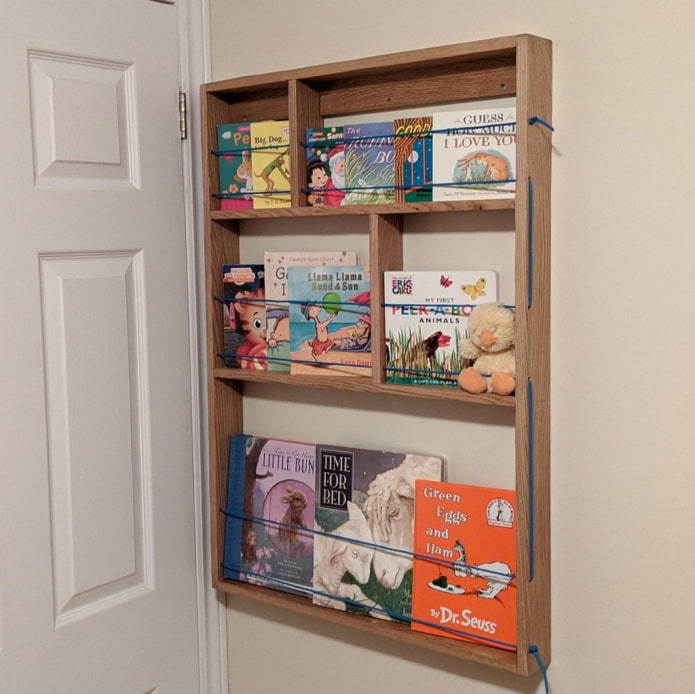 scaffale con libri di testo